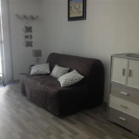 A 100m Avec Balcon Et Commodites, - Fr-1-331-61 *