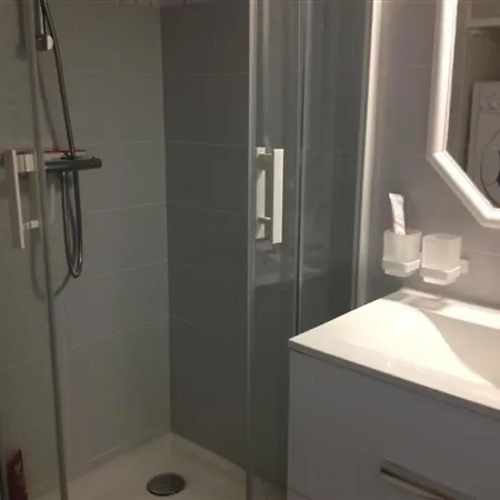 아파트 A 100m Avec Balcon Et Commodites, - Fr-1-331-61