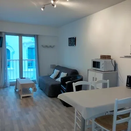 A 100m Avec Balcon Et Commodites, - Fr-1-331-61 *