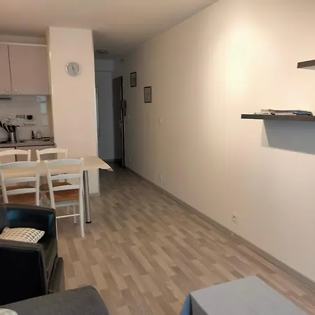 아파트 A 100m Avec Balcon Et Commodites, - Fr-1-331-61