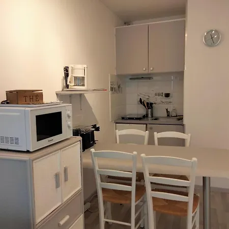 A 100m Avec Balcon Et Commodites, - Fr-1-331-61 Apartamento