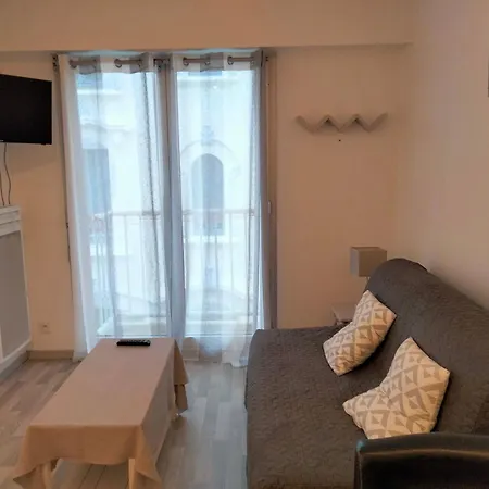 A 100m Avec Balcon Et Commodites, - Fr-1-331-61 *