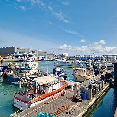 Daire A 100m Avec Balcon Et Commodites, - Fr-1-331-61