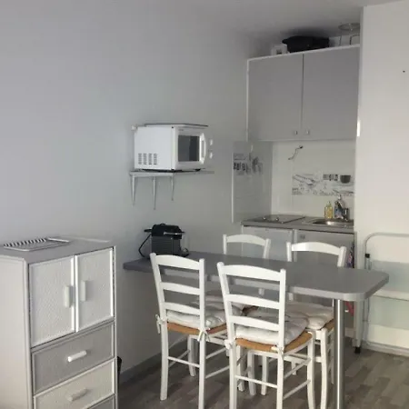 A 100m Avec Balcon Et Commodites, - Fr-1-331-61