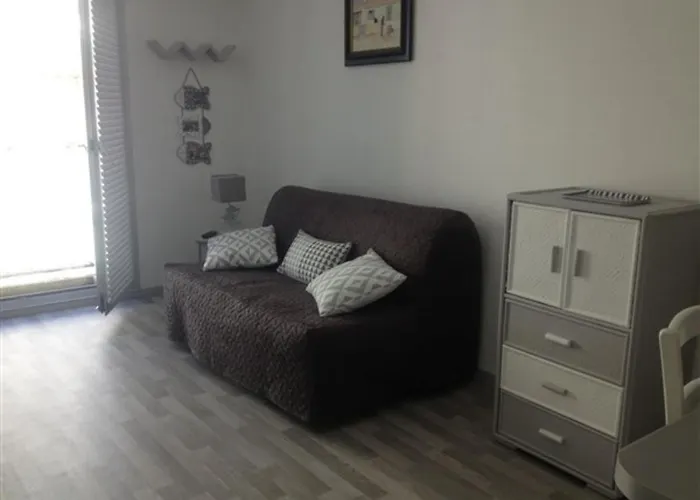 A 100m Avec Balcon Et Commodites, - Fr-1-331-61 *