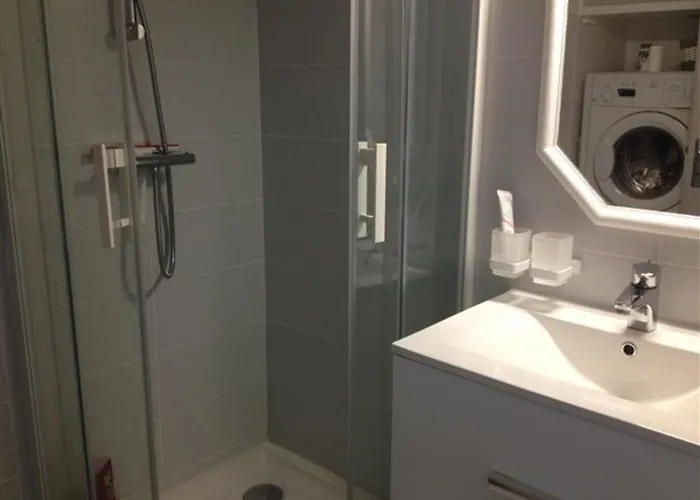 Daire A 100m Avec Balcon Et Commodites, - Fr-1-331-61