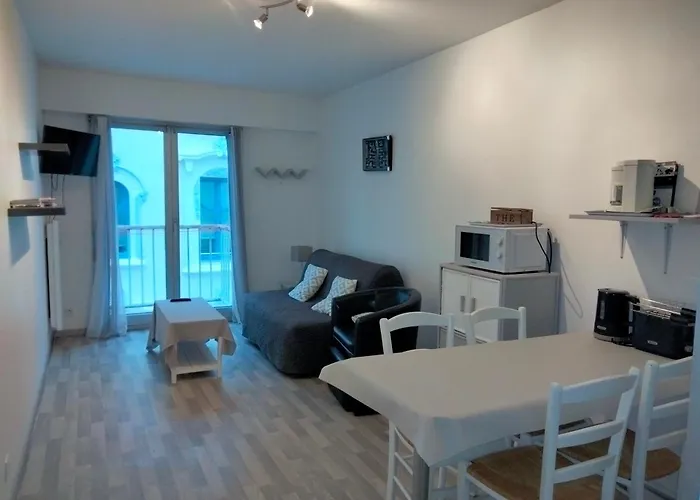 A 100m Avec Balcon Et Commodites, - Fr-1-331-61 *