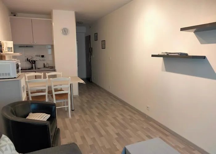 Daire A 100m Avec Balcon Et Commodites, - Fr-1-331-61