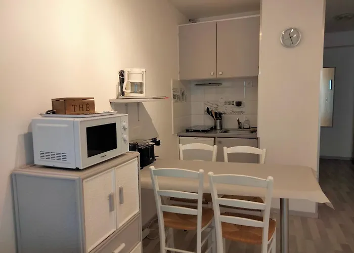 A 100m Avec Balcon Et Commodites, - Fr-1-331-61 Daire