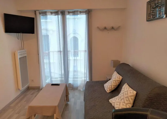 A 100m Avec Balcon Et Commodites, - Fr-1-331-61 *