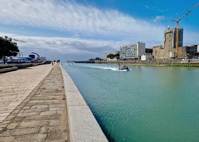 A 100m Avec Balcon Et Commodites, - Fr-1-331-61 Daire