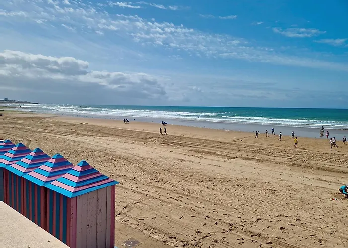 A 100m Avec Balcon Et Commodites, - Fr-1-331-61 Daire