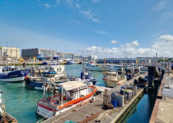 Daire A 100m Avec Balcon Et Commodites, - Fr-1-331-61