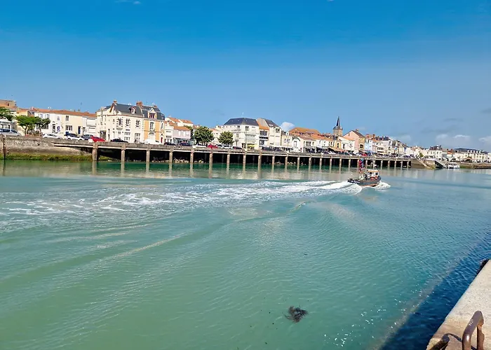 A 100m Avec Balcon Et Commodites, - Fr-1-331-61 Les Sables-dʼOlonne