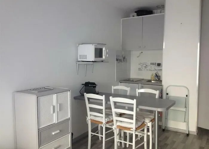 A 100m Avec Balcon Et Commodites, - Fr-1-331-61