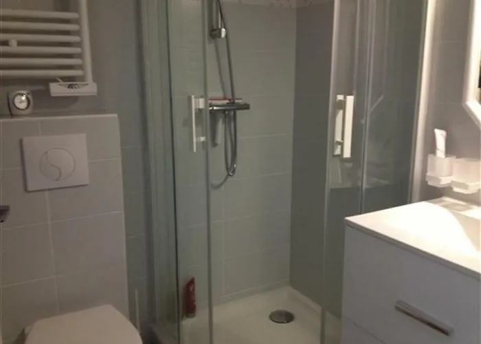 A 100m Avec Balcon Et Commodites, - Fr-1-331-61 Daire *