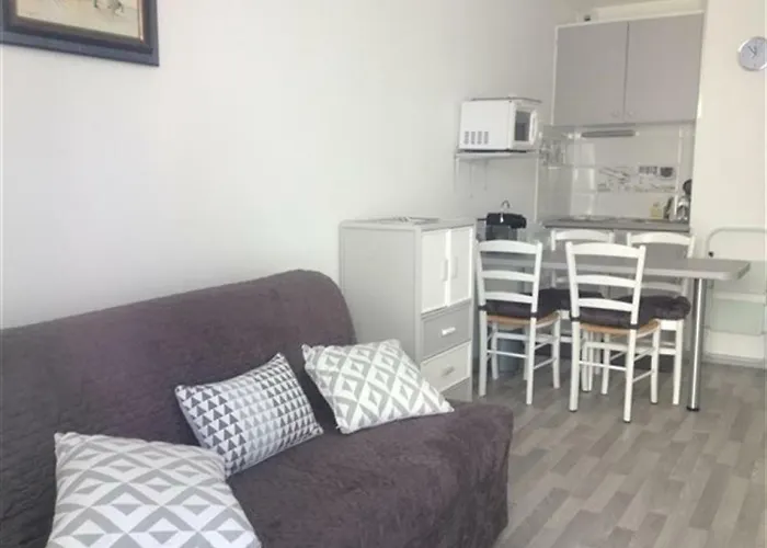 Daire A 100m Avec Balcon Et Commodites, - Fr-1-331-61 *